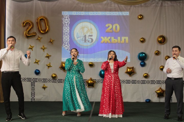 “Жасампаздықтың 20 жылы:  тарихтың бастауы,  жаңа белестің жалғасы” атты  №45 орта бейіндік мектебінің  20 жылдық мерейтойына орай ашылу салтанатынан көрініс.